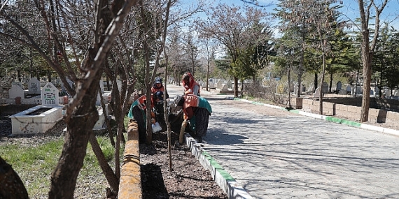 Nevşehir Belediyesi ekipleri, Ramazan Bayramı öncesi Taşlıbel ve Kaldırım Mezarlıklarında temizlik ve bakım çalışması gerçekleştirdi