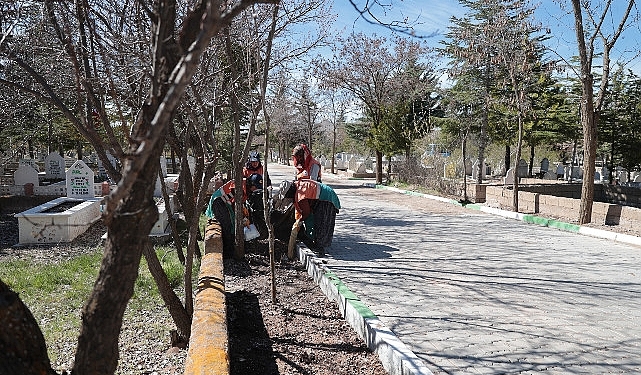 nevsehir-belediyesi-ekipleri-ramazan-bayrami-oncesi-taslibel-ve-kaldirim-mezarliklarinda-temizlik-ve-bakim-calismasi-QXtuC8rm.jpg
