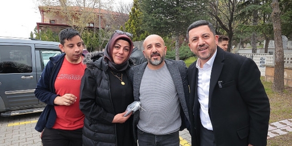 Nevşehir Belediyesi tarafından, arife günü mezarlık ziyaretinde bulunan vatandaşlara Yasin-i Şerif, tesbih ve gül suyu dağıtıldı
