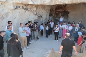nevsehir-haci-bektas-veli-universitesi-nevu-turizm-fakultesi-ogrencileri-kayasehir-ve-meryem-ana-kilisesini-B6hUlO6q.jpg