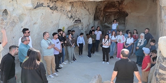 Nevşehir Hacı Bektaş Veli Üniversitesi (NEVÜ) Turizm Fakültesi öğrencileri, Kayaşehir ve Meryem Ana Kilisesi’ni gezdi