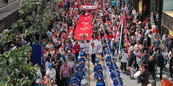 Osmangazi, çocuklarla şenlendi Cumhuriyet Caddesi’ndeki 23 Nisan programında büyük coşku yaşandı