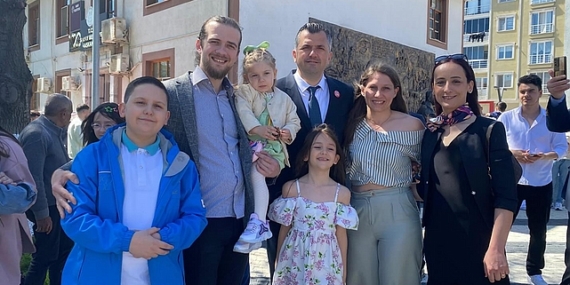 Saray Belediyesi 10 Nisan Çarşamba günü (Bayramın 1. Günü) belediye bahçesinde bayramlaşma programı düzenledi.