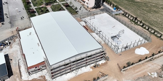 Selçuklu Belediyesi tarafından Selçuklu Fen Lisesi’ne kazandırılacak olan kapalı spor salonu ve suni çim sahanın yapımı devam ediyor