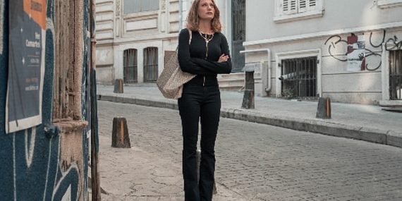 Serenay Sarıkaya’nın Başrolünde Yer Aldığı Ece Yöreng İmzalı Kimler Geldi Kimler Geçti 9 Mayıs’ta Sacede Netflix’te