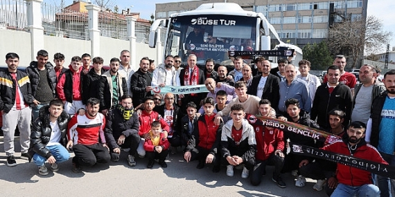 Sivas Belediye Başkanı Dr. Adem Uzun, deplasmanda oynanacak Trabzonspor-Sivasspor karşılaşması öncesi kırmızı beyazlı taraftarları Trabzon’a yolcu etti