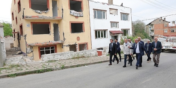 Sivas Belediye Başkanı Dr. Adem Uzun, kentsel dönüşüm çalışması devam eden Esentepe ve Yunus Emre Mahallesi’ni ziyaret etti