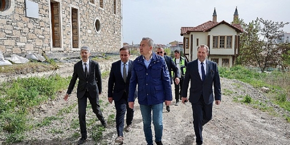 Sivas Belediye Başkanı Dr. Adem Uzun, yapımı devam eden Kale Projesi’ni yerinde inceleyerek çalışmalar hakkında bilgi aldı