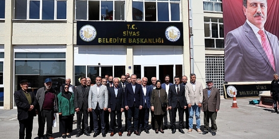 Sivas Belediyesi’nin girişinde bulunan tabela değiştirilerek T.C. ibaresi eklendi