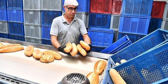 Sofralar ekmeksiz kalmayacak Başkan Tugay sözünü tuttu ekmek 5 TL’ye düştü