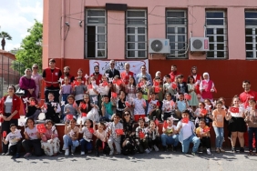 turk-kizilay-23-nisan-ulusal-egemenlik-ve-cocuk-bayraminda-dezavantajli-bolgede-egitim-goren-cocuklar-t4zCmcBR.jpg