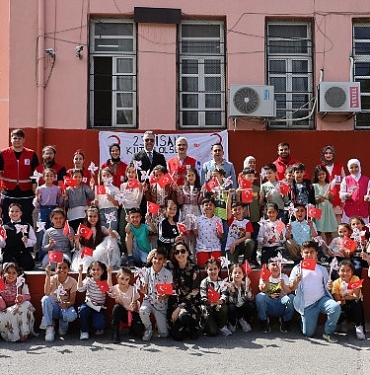 turk-kizilay-23-nisan-ulusal-egemenlik-ve-cocuk-bayraminda-dezavantajli-bolgede-egitim-goren-cocuklar-t4zCmcBR.jpg