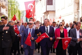 turkiye-cumhuriyetinin-kurucusu-gazi-mustafa-kemal-ataturkun-ayvalika-gelisinin-90inci-yil-donumu-kutlandi-program-cpn4FHbG.jpg
