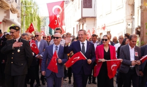 turkiye-cumhuriyetinin-kurucusu-gazi-mustafa-kemal-ataturkun-ayvalika-gelisinin-90inci-yil-donumu-kutlandi-program-cpn4FHbG.jpg
