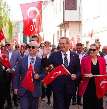 turkiye-cumhuriyetinin-kurucusu-gazi-mustafa-kemal-ataturkun-ayvalika-gelisinin-90inci-yil-donumu-kutlandi-program-cpn4FHbG.jpg
