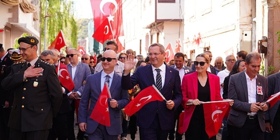 Türkiye Cumhuriyeti’nin kurucusu Gazi Mustafa Kemal Atatürk’ün Ayvalık’a gelişinin 90’ıncı yıl dönümü kutlandı. Program, Ayvalık Karayolları 29’uncu Şube Şefliği bahçesinden başladı