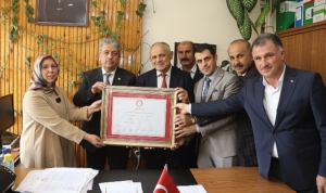 yahyali-belediye-baskani-esat-ozturk-mazbatasini-alarak-belediye-baskanliginda-ucuncu-donemine-resmen-basladi-zYdsvhZG.jpg