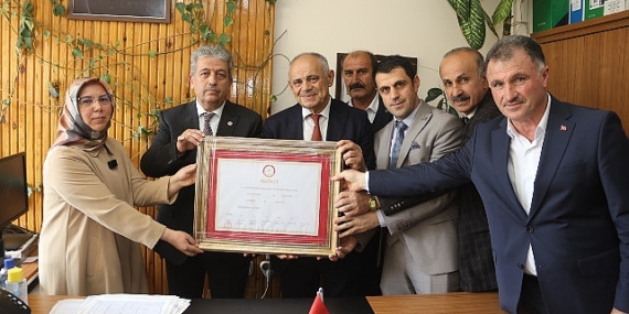 Yahyalı Belediye Başkanı Esat Öztürk, mazbatasını alarak belediye başkanlığında üçüncü dönemine resmen başladı