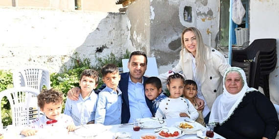 Yıldız’dan anlamlı bayram buluşmaları Çiğli Belediye Başkanı Onur Emrah Yıldız; “Bir çocuğun, bir annenin gülüşüdür bayram”