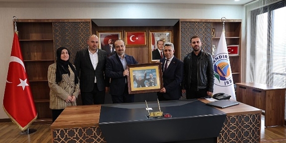 AK Parti Kocaeli İl Başkanı Dr. Şahin Talus ve Cumhurbaşkanlığı Etik Kurulu üyesi, önceki dönemler Kocaeli Büyükşehir Belediye Başkanı İbrahim Karaosmanoğlu Başkan Erol Ölmez’i ziyaret etti