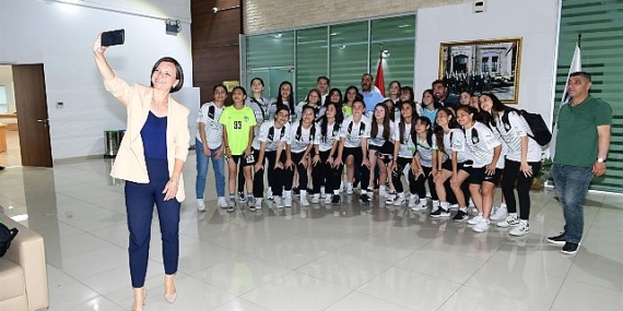 Başkan Kınay Orbit Karabağlarspor Kız Futbol Takımı’yla buluştu: Şampiyonluk bekliyoruz