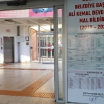 burhaniye-belediye-baskani-ali-kemal-deveciler-mal-beyanini-belediye-hizmet-binasinin-giris-kapisina-asti-k7TZtnsA.jpg