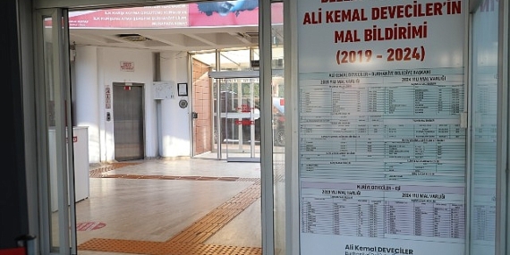 Burhaniye Belediye Başkanı Ali Kemal Deveciler mal beyanını belediye hizmet binasının giriş kapısına astı