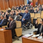 golcuk-belediyesi-engelli-meclis-uyesi-ve-engelli-bireylerin-meclis-salonuna-erisimini-kolaylastirmak-icin-engelli-ZljHVHhs.jpg