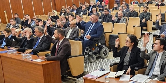Gölcük Belediyesi, engelli meclis üyesi ve engelli bireylerin meclis salonuna erişimini kolaylaştırmak için engelli rampası yapımını tamamladı