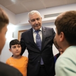 kemalpasa-belediye-baskani-mehmet-turkmen-gectigimiz-gunlerde-futbol-sahasi-talebiyle-belediyeye-ziyaret-gerceklestiren-minikler-HZWD6kW2.jpg