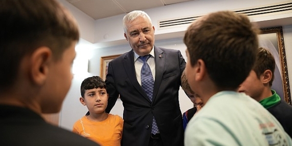 Kemalpaşa Belediye Başkanı Mehmet Türkmen, geçtiğimiz günlerde futbol sahası talebiyle belediyeye ziyaret gerçekleştiren minikler ile buluştu