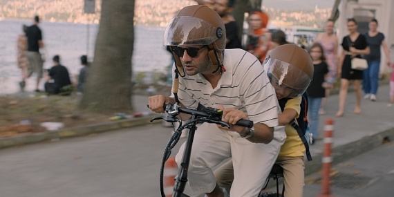 Netflix, Başrolünde Kaan Urgancıoğlu’na Yer Veren Sen Büyüme Bak’Tan Yeni Bir Fragman Paylaştı