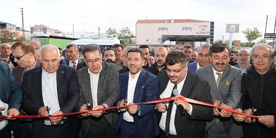 Nevşehir Belediye Başkanı Rasim Arı, çeşitli mahallelerde yeni açılan işyerlerini ziyaret ederek düzenlenen açılış törenlerine katıldı