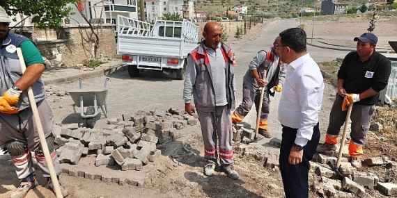 Nevşehir Belediye Başkanı Rasim Arı, Mehmet Akif Ersoy Mahallesi’nde belediye ekiplerince gerçekleştirilen yol bakım ve onarım çalışmalarını inceledi
