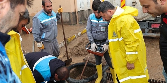 Nevşehir Belediyesi ekipleri, aşırı yağıştan etkilenen mahallelerde temizlik ve onarım çalışmalarını sürdürüyor