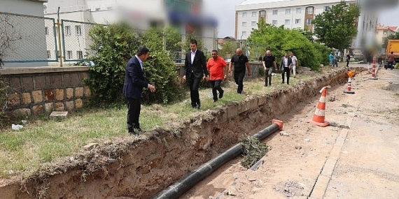 2000 Evler Mahallesi’nde altyapıdan kaynaklı su kesintilerini en aza indirmek için Nevşehir Belediyesi ekipleri, isale hattını yeniliyor