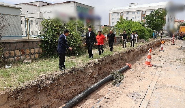 2000 Evler Mahallesi’nde altyapıdan kaynaklı su kesintilerini en aza indirmek için Nevşehir Belediyesi ekipleri, isale hattını yeniliyor