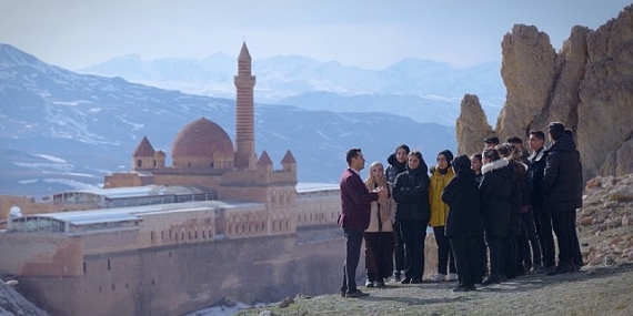“Ağrı’nın Zirvesinden Gerçek Hikayeler” Teknoloji ile Hayallerine Ulaşmak İsteyen Öğrencilerin Hikayesi Belgesele Dönüştü
