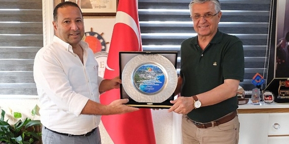 Başkan Topaloğlu’ndan Barış’a plaket