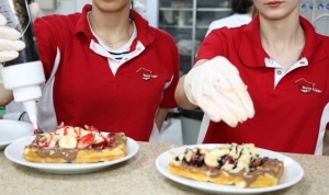 beyaz-kalplerde-waffle-ile-kahve-gunu-VHp6D8sO.jpg