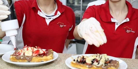 Beyaz Kalplerde waffle ile kahve günü