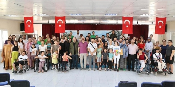 Burhaniye Belediyesi Kent Tiyatrosu (BBKT), Burhaniye Ticaret Odası Özel Eğitim Uygulama Okulu’nda özel bir tiyatro gösterisi sergiledi