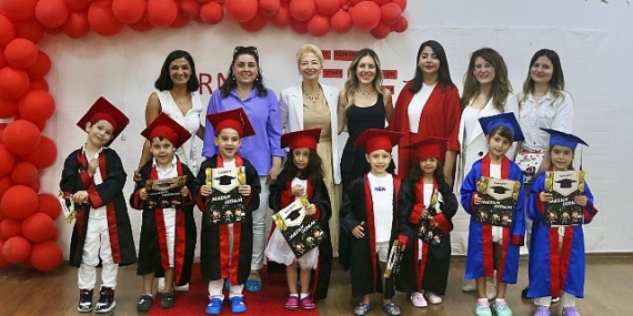 Burhaniye Belediyesi Kreşlerinde Karne ve Mezuniyet Coşkusu