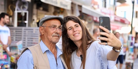Çeşme Çarşı’da esnaf ve vatandaş ziyaretinde bulunan Belediye Başkanı Lal Denizli, “Çeşme’mizi daha güzel, daha yaşanabilir ve daha huzurlu bir yer haline getirmek için hep birlikte çalışacağız” dedi