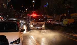 fosur-fosur-yikanan-cadde-ve-sokaklara-gul-suyu-sikildi-au5JU2rQ.jpg