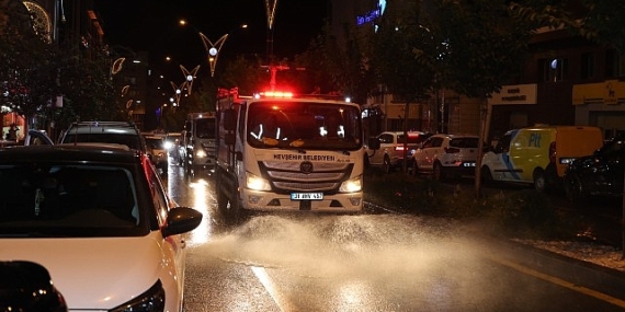 Foşur Foşur yıkanan cadde ve sokaklara gül suyu sıkıldı