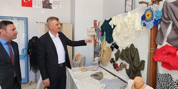 Gölcük Belediyesi Düzağaç Kültür Merkezi GÖLMEK kursiyerleri, açtıkları yılsonu sergisi ile el emeği ürünlerini sergilediler