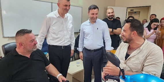 Gölcük Belediyesi Engelsiz Yaşam Merkezi’ndeki kurslarda eğitim gören özel bireylerin el emeği ürünlerinden oluşan sergi düzenlenen törenle açıldı