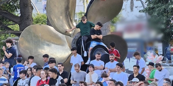 Gölcüklüler, A Milli Takımın EURO 2024 Avrupa Futbol Şampiyonası’nda Portekiz ile karşılaştığı maçı Anıtpark’ta kurulan dev ekranda birlikte izlediler