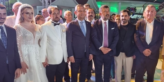 Güzelbahçe Belediye Başkanı Mustafa Günay, CHP Genel Başkanı Özgür Özel’inde katıldığı Melisa Yavaşoğlu ve Gaffar Çiçek’in düğün töreninde nikah şahitliği yaptı